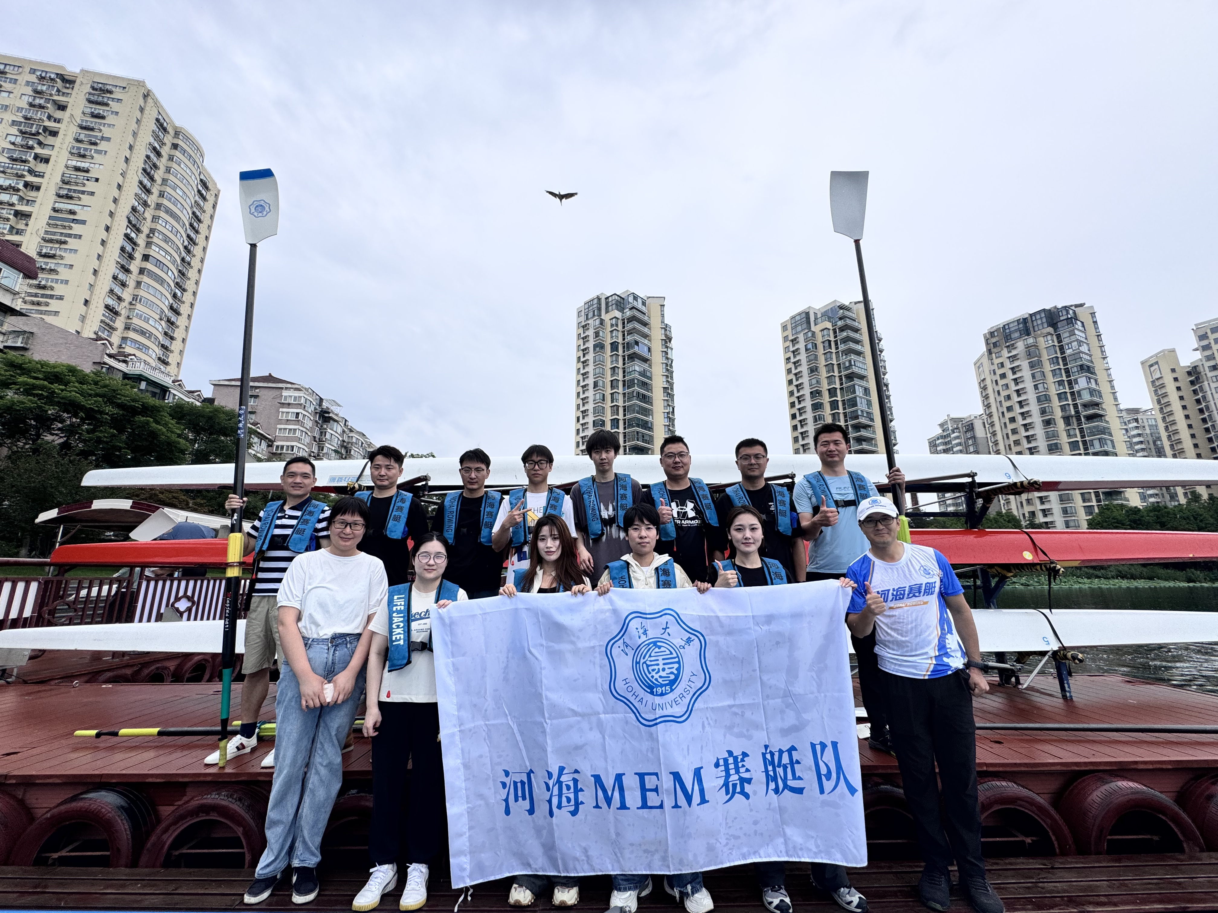 协同挥桨 共赴浪花——2025级河海MEM新生赛艇体验活动圆满举行
